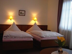 ダブルルーム | ミニバー、可動式ベッド、WiFi (無料)、ベッドシーツ