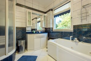 Shower, eco-friendly toiletries, hair dryer, towels - Villa Slava - your accommodation for all seasons (Malinska)