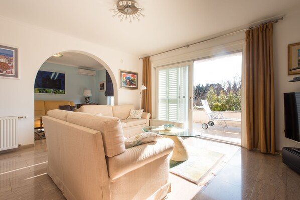 Smart TV, fireplace, DVD player, stereo