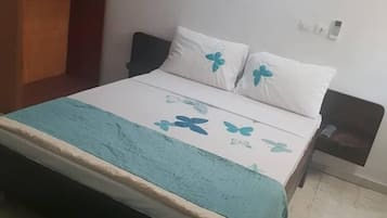 Decoración personalizada, escritorio, cortinas blackout y ropa de cama 