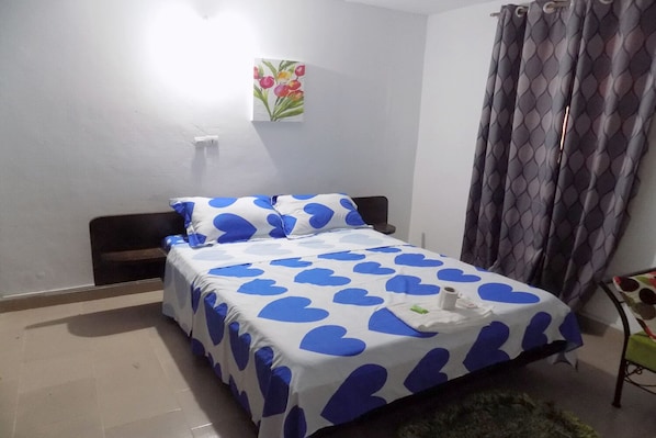 Dobbeltrom – standard, 1 dobbeltseng, ikke-røyk | Individuelt dekorert, skrivebord, blendingsgardiner og sengetøy