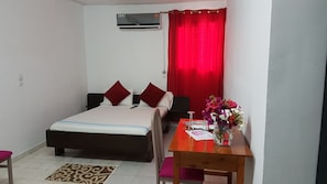 Dobbeltrom – comfort, 1 dobbeltseng, ikke-røyk | Individuelt dekorert, skrivebord, blendingsgardiner og sengetøy