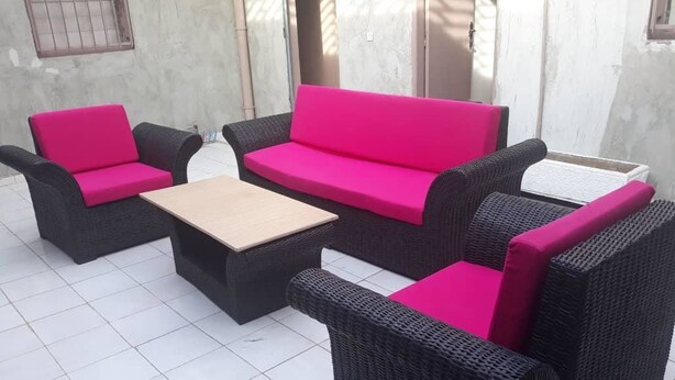 A patio area with a black wicker sofa set and a matching coffee table. - Hotel Restaurant du 3ème Pont (Abidjan)