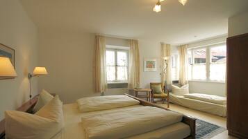 Standard-Vierbettzimmer, eigenes Bad | Allergikerbettwaren, Babybetten, kostenloses WLAN, Bettwäsche