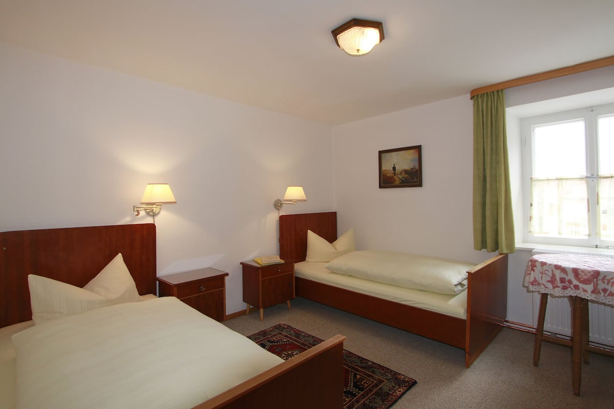 Hypo-allergenic bedding, cots/infant beds, free WiFi, bed sheets