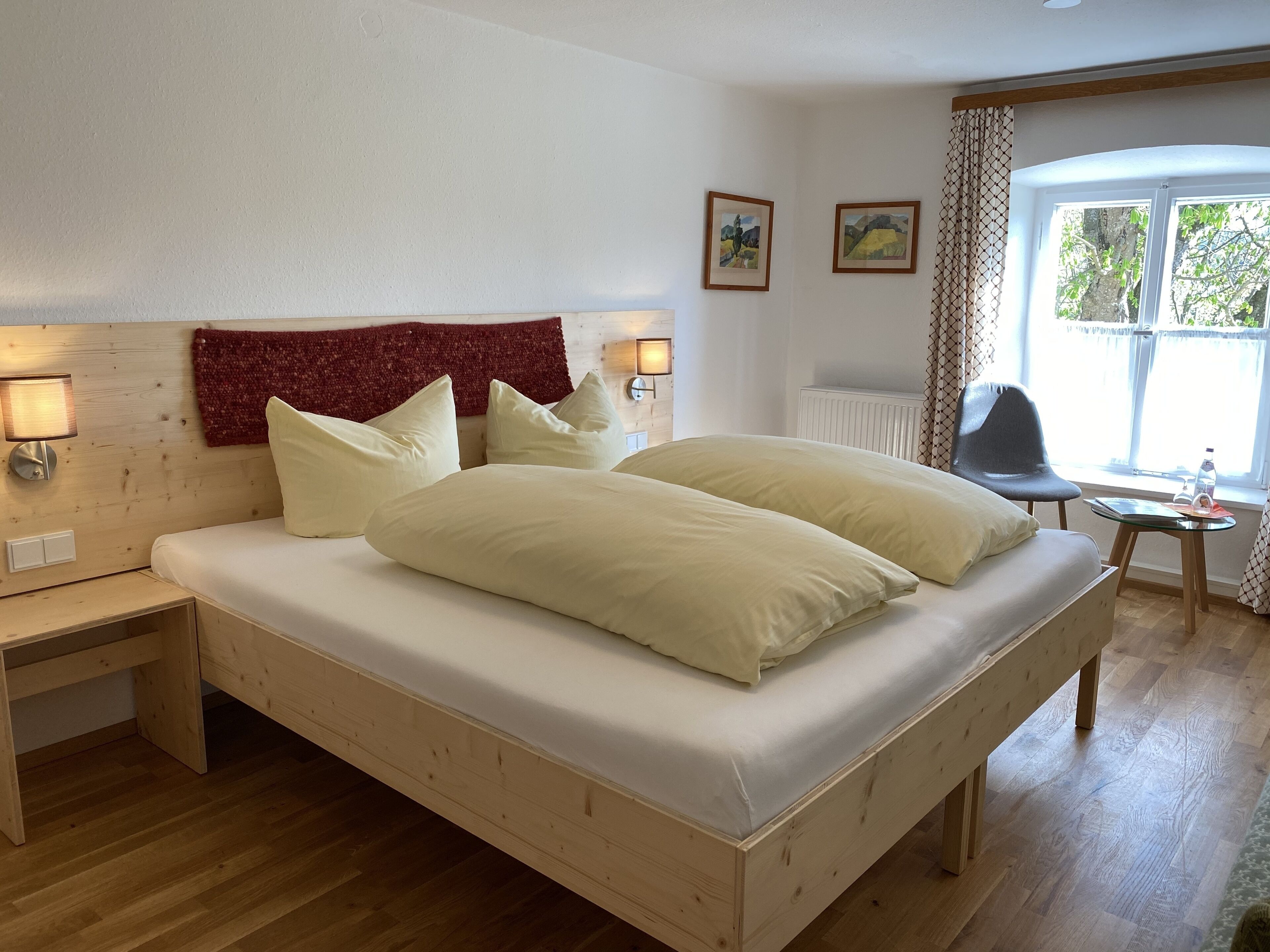 hypo-allergenic bedding, cots/infant beds, free wifi, bed sheets