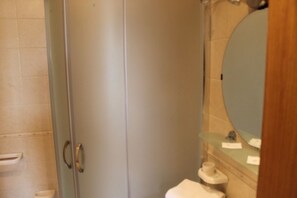 Habitación doble Confort | Baño | Regadera, amenidades de baño gratuitas, secadora de cabello, toallas