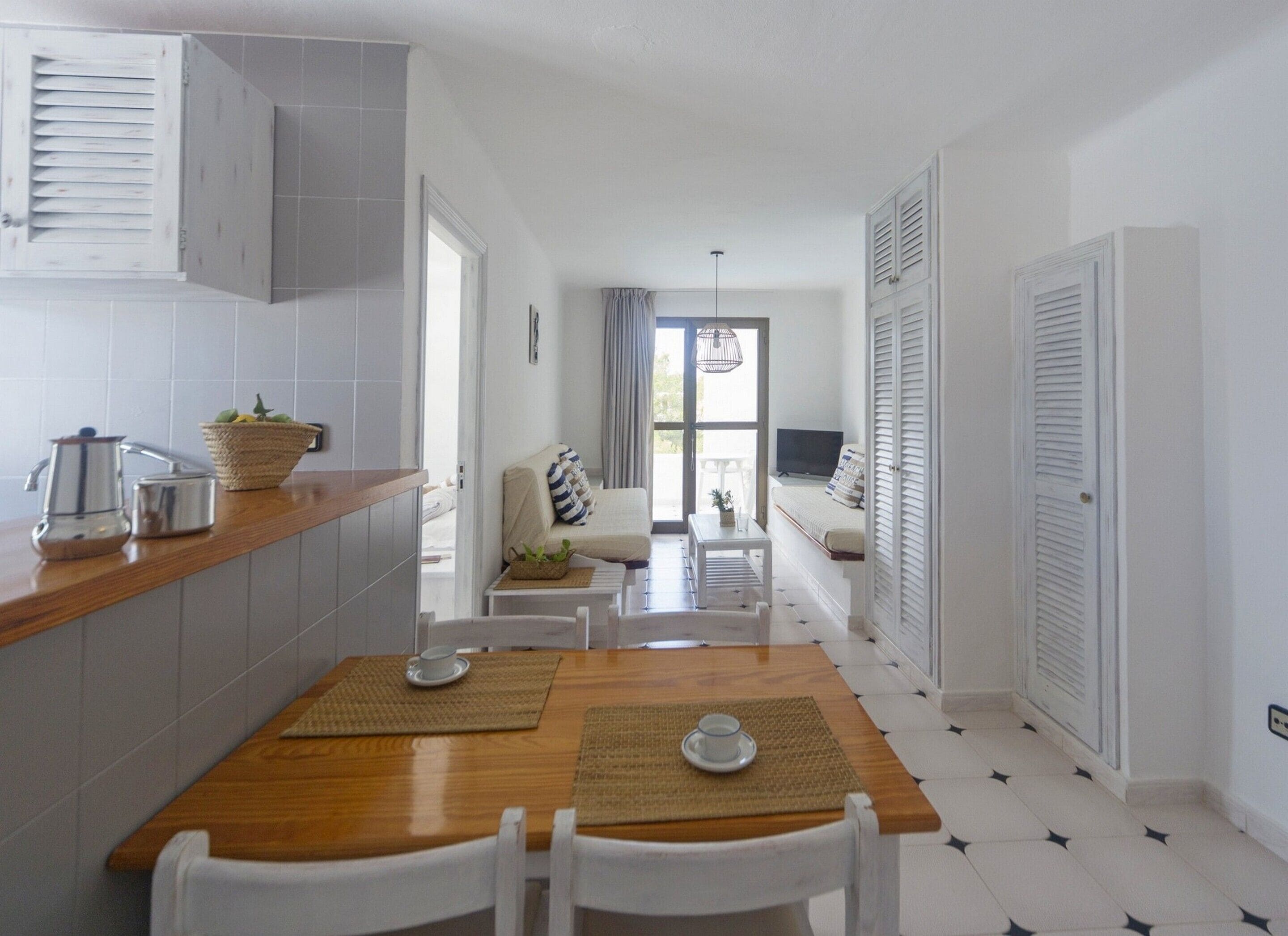 Apartamento, 1 habitación, balcón, vistas a la piscina | Zona de estar | Una televisión de pantalla plana