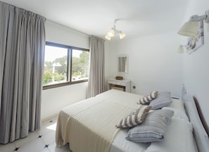 Apartment, 1 Schlafzimmer, Balkon, Poolblick | 1 Schlafzimmer, hochwertige Bettwaren, Schreibtisch, Babybetten