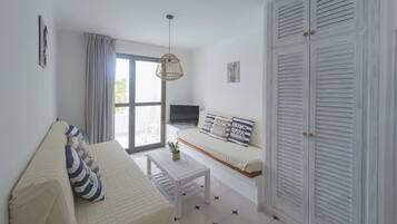 Appartement, 1 chambre, balcon, vue piscine | Coin séjour | Télévision à écran plat