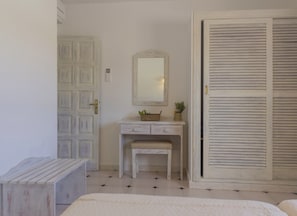 公寓, 1 间卧室, 阳台, 泳池景观 | 1 多间卧室、高档床上用品、办公桌、婴儿床