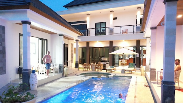 A swimming pool with a sunken hot tub, outdoor seating, and a covered patio area. - Villa Viking (Jimbaran)