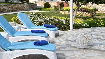 Außenpool, Sonnenschirme, Liegestühle