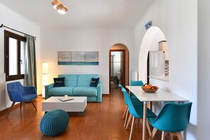 Villa junior, 1 cama de matrimonio grande con sofá cama, accesible para personas con discapacidad | Zona de estar | Una televisión de pantalla plana, Netflix