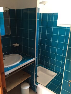 Douche, serviettes fournies