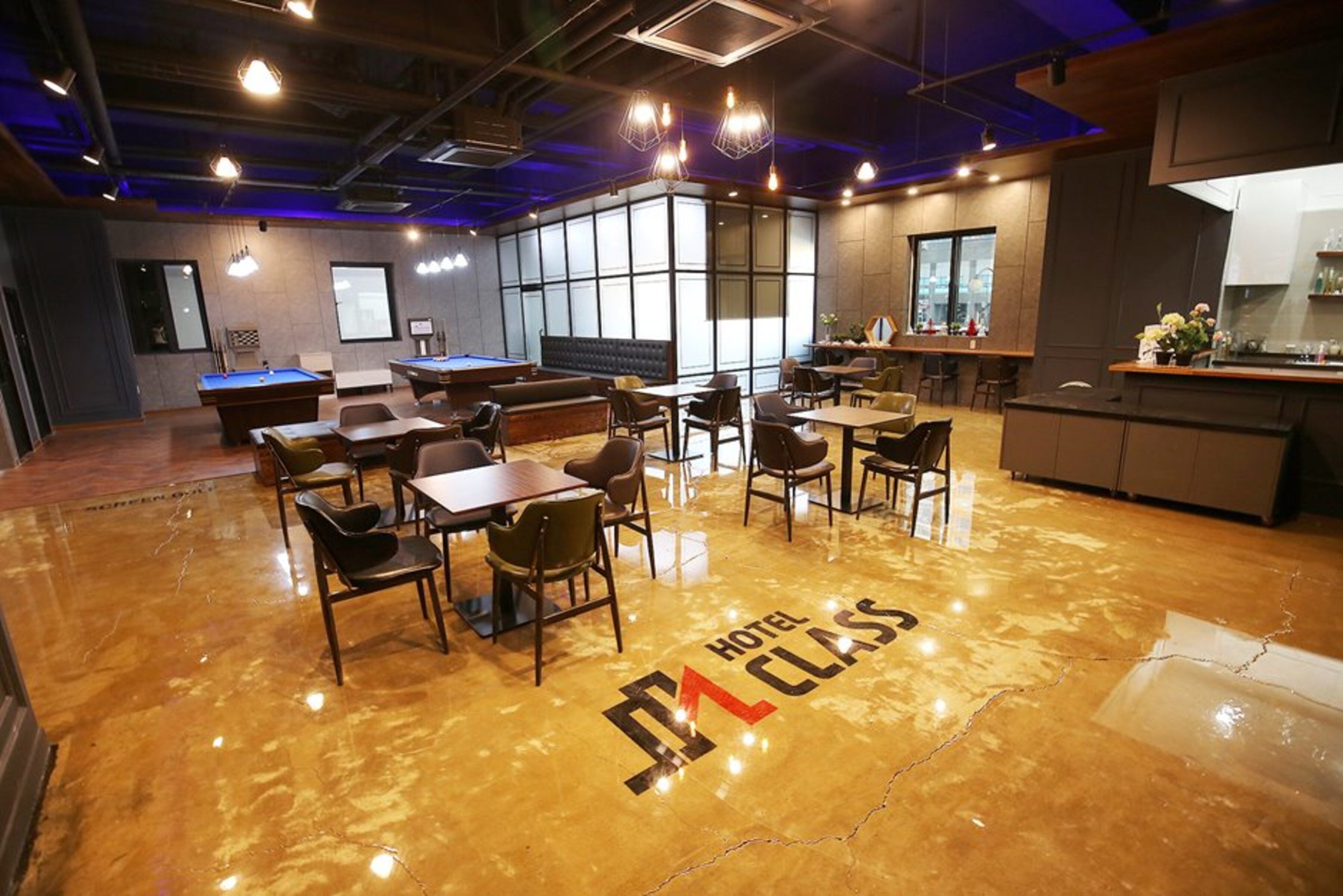 Free self-serve breakfast on weekdays