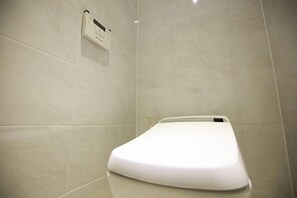 高級套房 | 浴室 | 免費梳洗用品、風筒、拖鞋、提供毛巾