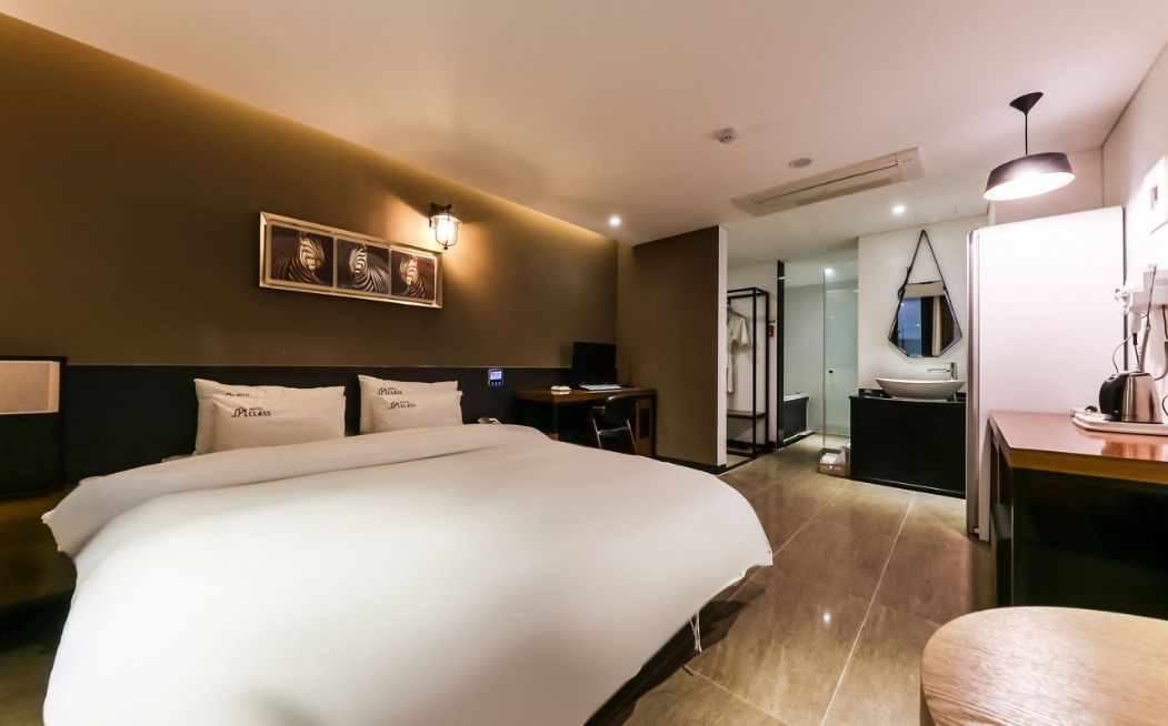 Deluxe Room | Desk, laptop workspace, blackout drapes, free WiFi