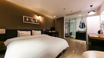 Deluxe Room | Desk, laptop workspace, blackout drapes, free WiFi