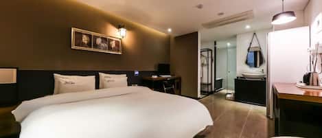 Chambre Deluxe | Bureau, espace de travail pour ordinateur portable, rideaux occultants