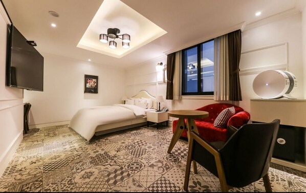 جناح سوبيريور | مكتب ومساحة عمل للكمبيوتر المحمول وستائر تعتيم وواي فاي مجانًا