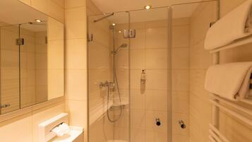 Regadera, amenidades de baño gratuitas, secadora de cabello, batas