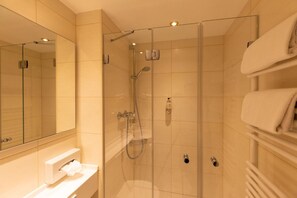 Dusche, kostenlose Toilettenartikel, Haartrockner, Bademäntel