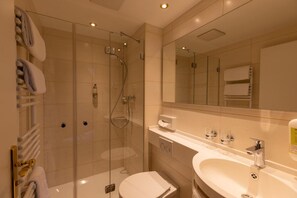 Shower, free toiletries, hair dryer, bathrobes - Parkhotel (Bad Waldsee)