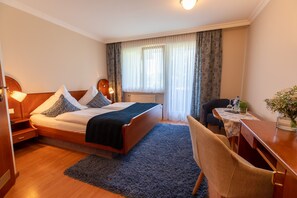 Standard-Doppelzimmer, eigenes Bad (Balcony) | Zimmersafe, Schreibtisch, kostenloses WLAN, Bettwäsche