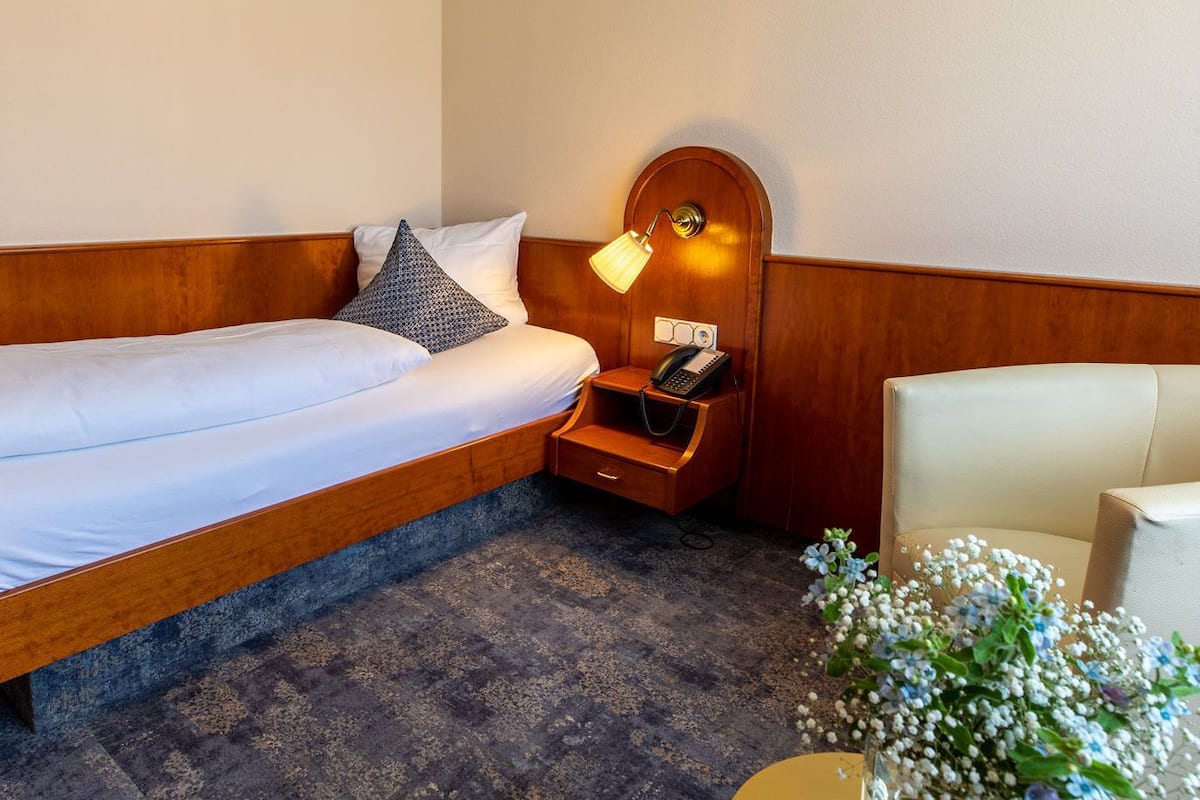 Chambre Simple Standard, salle de bains privée | Coffres-forts dans les chambres, bureau, Wi-Fi gratuit, draps fournis
