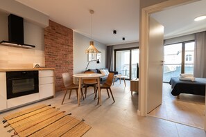 商務公寓 (3.3) | 起居區 | 45-吋平面電視、有線頻道、電視