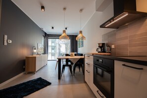 Elite Apartment (1.1) | Private kitchen | Fridge, oven, stovetop, dishwasher - City Lights Apartments - Rakowicka 15 (Kraków)