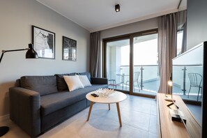 Apartament empresarial (3.3) | Sala d'estar | Televisor de pantalla plana de 45 polzades amb canals per cable 