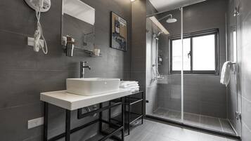 Shower, rainfall showerhead, free toiletries, hair dryer