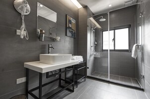 Shower, rainfall showerhead, free toiletries, hair dryer