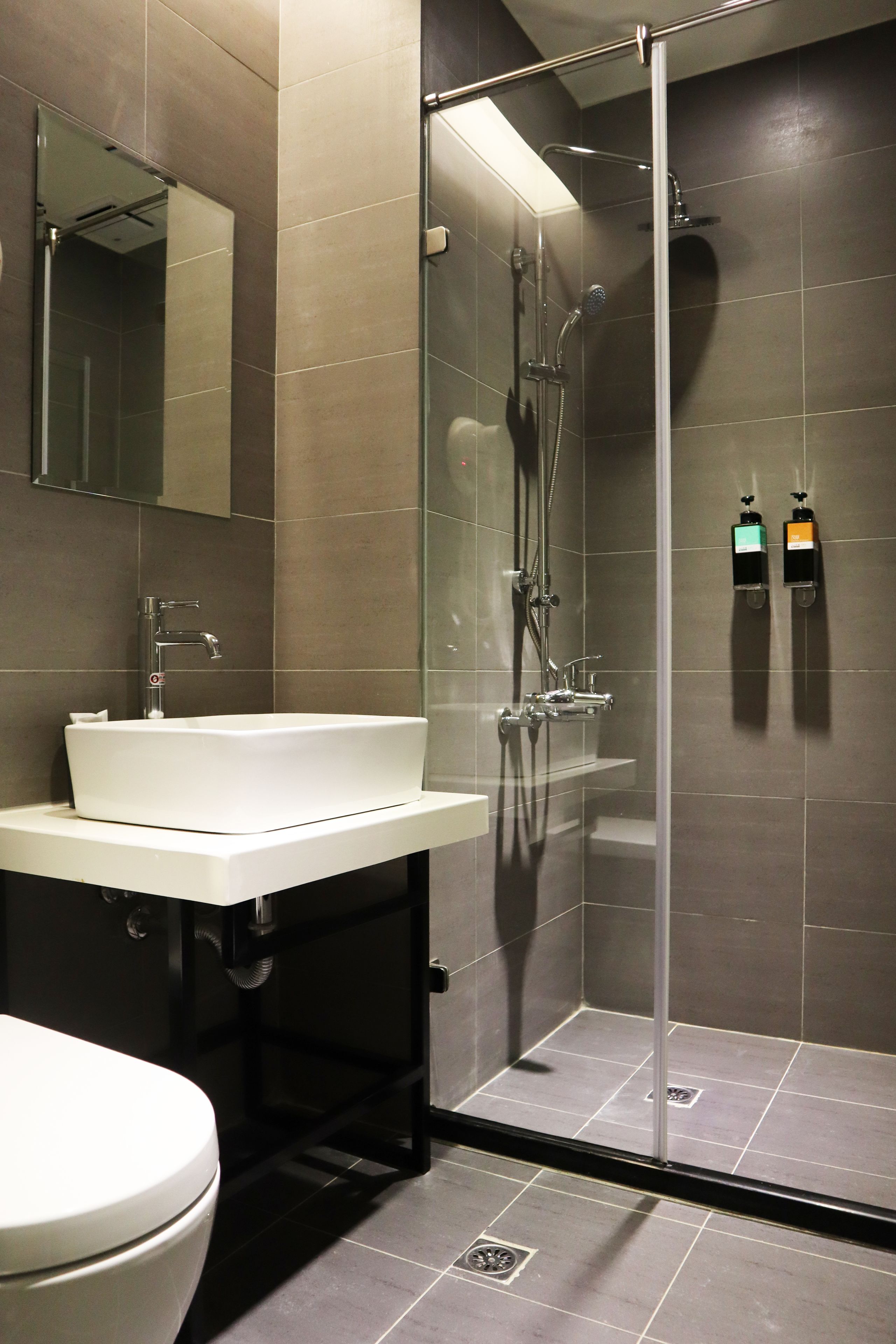 shower, rainfall showerhead, free toiletries, hair dryer