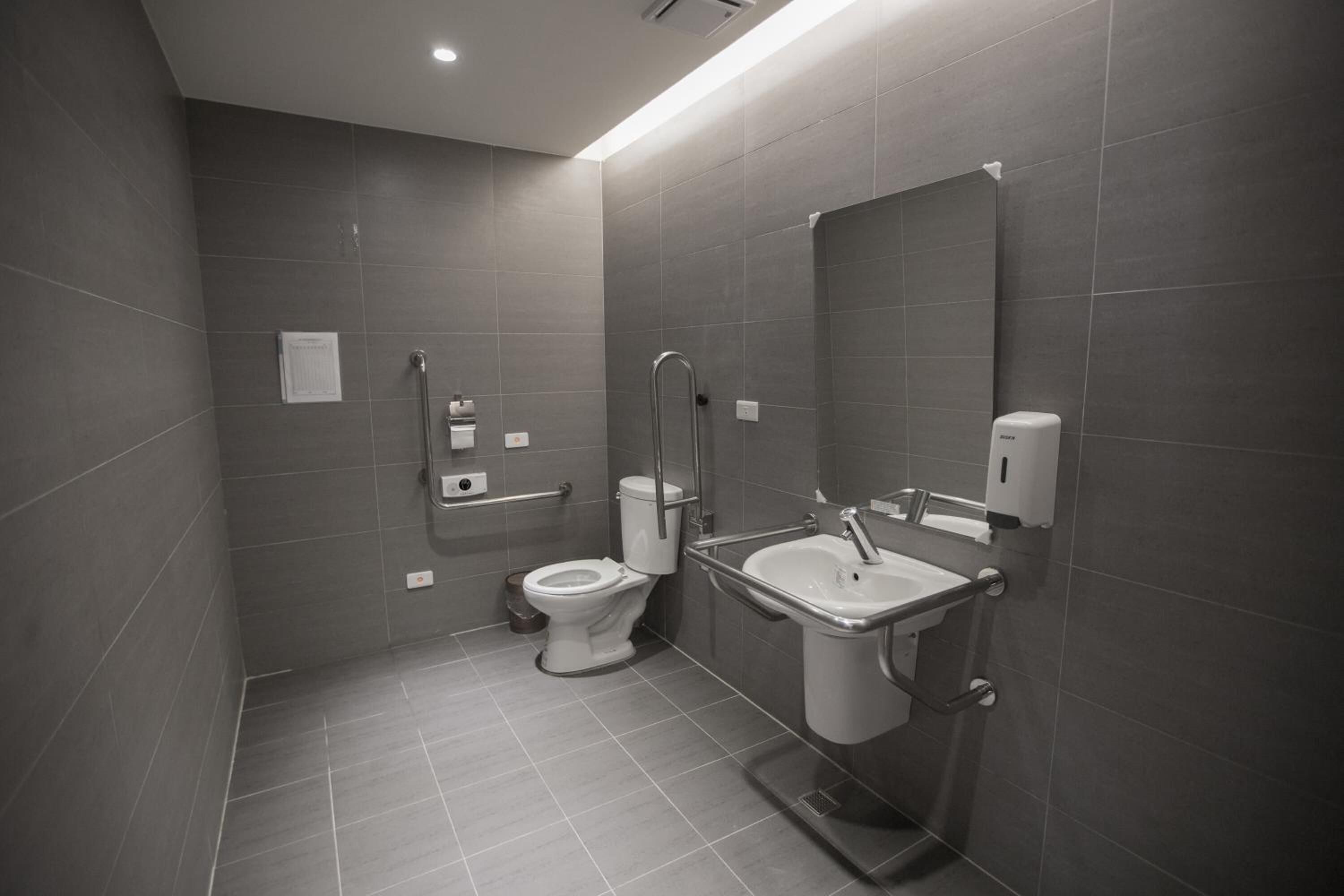 shower, rainfall showerhead, free toiletries, hair dryer