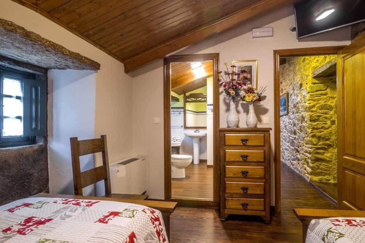 Standard Twin Room, Private Bathroom | WiFi (free), bed sheets