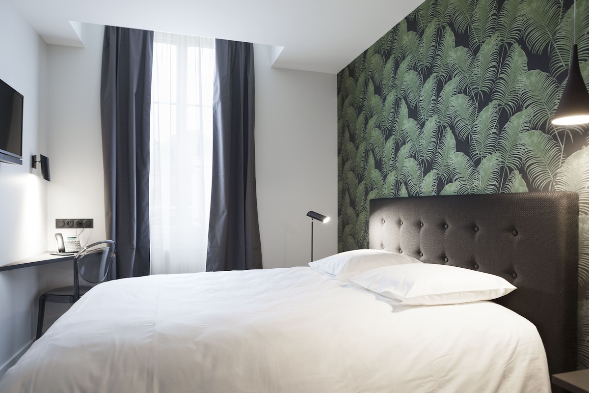 Desk, soundproofing, WiFi (free), bed sheets