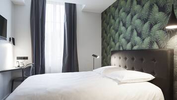 Meja kerja, kedap suara, Wi-Fi gratis, dan seprai linen