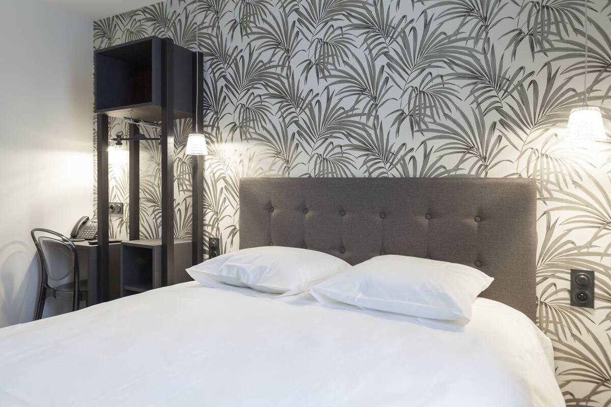 double room | desk, soundproofing, free wifi, bed sheets