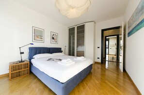 Appartamento, 1 camera da letto, balcone, vista porto | 1 camera, ferro/asse da stiro, lenzuola
