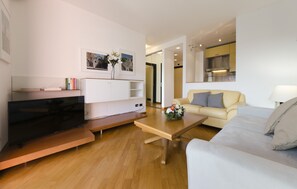 Appartement, 1 chambre, balcon, vue sur le port | Aire de séjour | Téléviseur