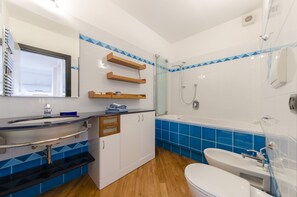 Appartamento, 1 camera da letto, balcone, vista porto | Bagno | Combinazione doccia/vasca, asciugacapelli, bidet, asciugamani