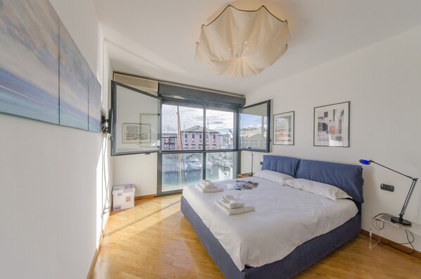 Appartement, 1 chambre, balcon, vue sur le port | 1 chambre, fer et planche à repasser, literie fournie