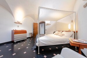 4 bedrooms, bed sheets - JOIVY Astonishing Sea View Apartment in Verezzi (Borgio Verezzi)