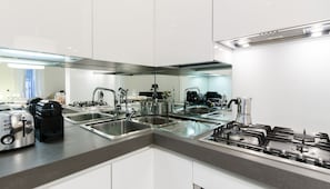 Apartamento, 2 quartos, no jardim | Cozinha privada | Geladeira, micro-ondas, fogão, cooktop