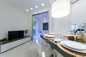 Apartamento, 2 quartos, no jardim | Opções para refeição no quarto