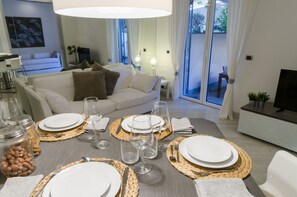 Apartment, 2 Bedrooms, Garden Area | In-room dining