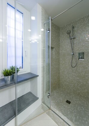 Apartment, 2 Bedrooms, Garden Area | Bathroom | Shower, hair dryer, bidet, towels - JOIVY Nervi Charming Flat Santarosa (Genoa)